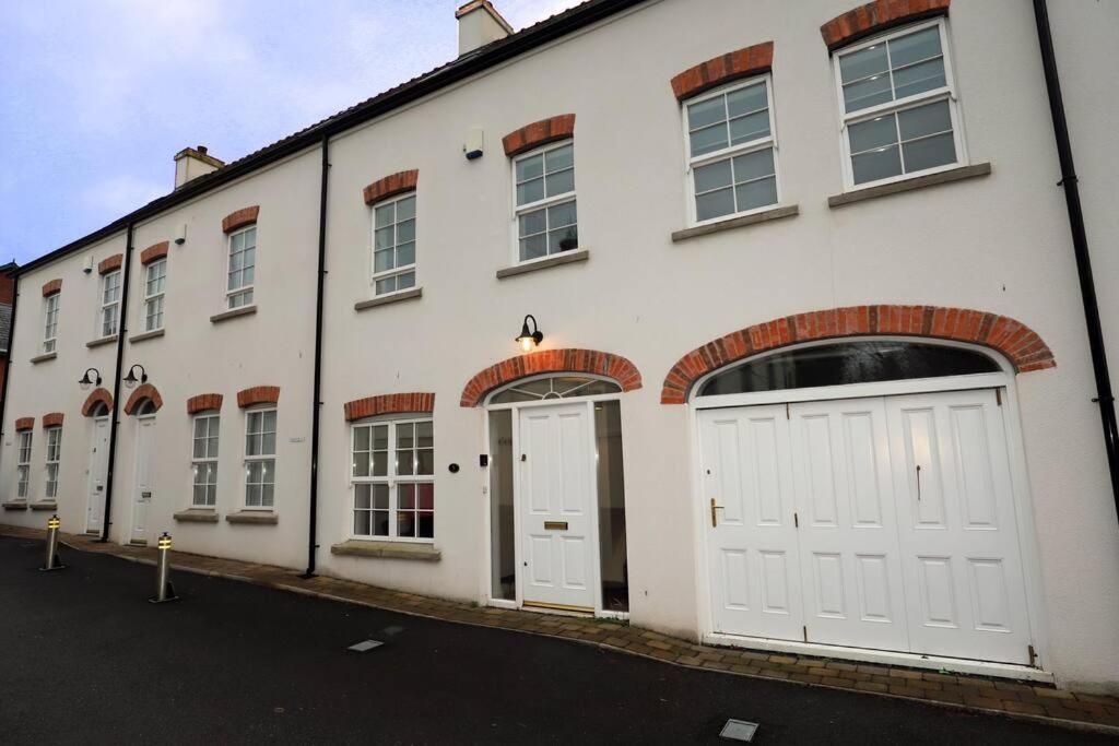 Royal Hillsborough Village Luxury Townhouse Exterior photo