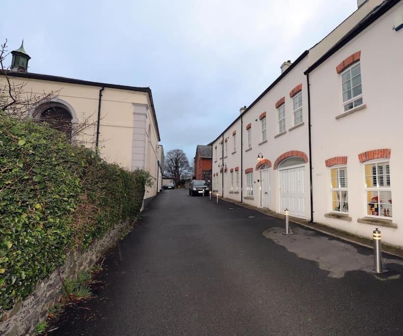 Royal Hillsborough Village Luxury Townhouse Exterior photo